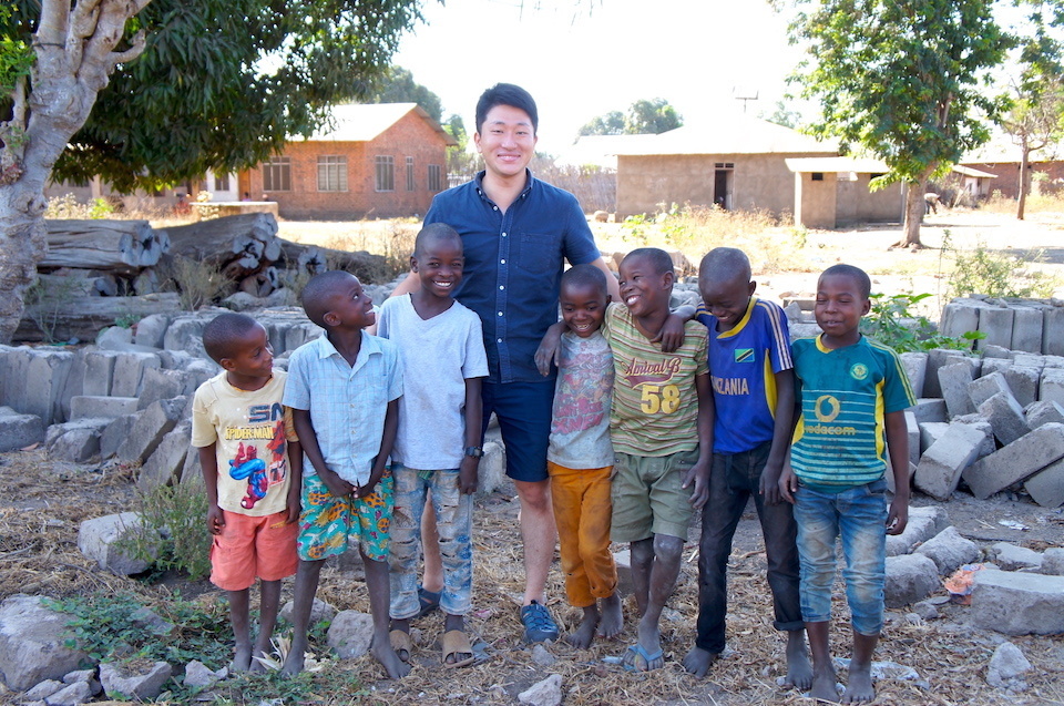 NAKAI Kazushi (center) has been visiting villages in Tanzania frequently to help grow forests with local residents. He also leads Yamaha’s Tones Forest Project, which partners with timber-producing communities to manage sustainable forests.