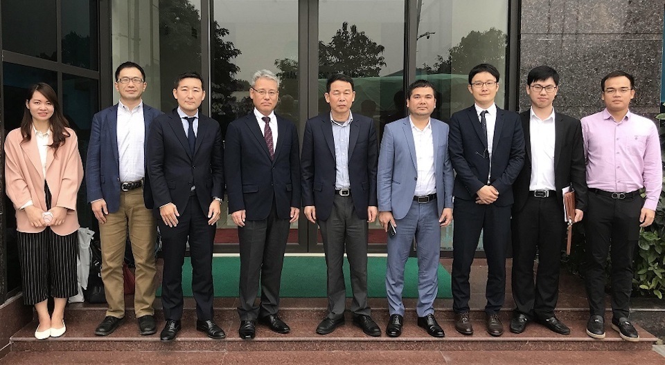 Members of the two companies in partnership, JFE Engineering Corporation and Thuan Thanh Environment JSC, the Vietnamese recycling enterprise. Fourth from left is HASEBA Hiroyuki, director of the Recycling Business Promotion Division of JFE Engineering’s Environmental Solutions Sector.