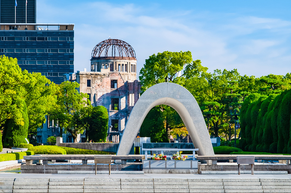 The first meeting of the International Group of Eminent Persons toward a World without Nuclear Weapons will be held in late November in Hiroshima, one of only two places in the world to have been atomic-bombed, which is also the home city of Prime Minister Kishida. The photo shows the Atomic Bomb Dome and the Cenotaph for the Atomic Bomb Victims. The G7 summit is scheduled to be held in the city in May 2023.