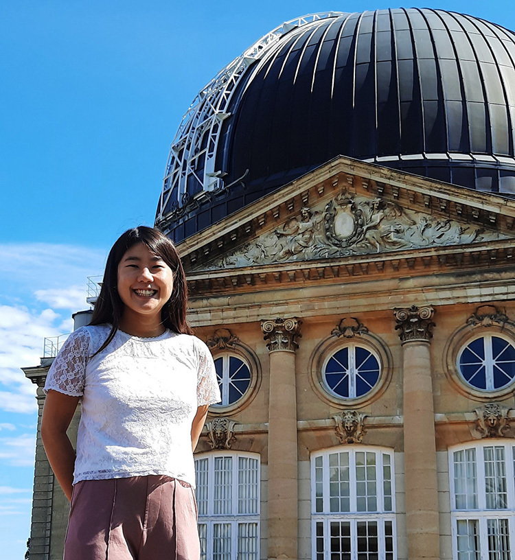 Konaka stands in front of the “Great Dome” at the Paris Observatory, where she currently works as a researcher. “Although astronomy—the study of celestial bodies and the universe itself—differs significantly from engineering, which is mainly concerned with technological development, the two fields are deeply interrelated. I wish to develop perspectives in both those fields,” she says, adding, “In France, many people including those working in the aerospace industry value their private lives, but work hard when they are on the job. I want to learn about such an outlook on life as well.”