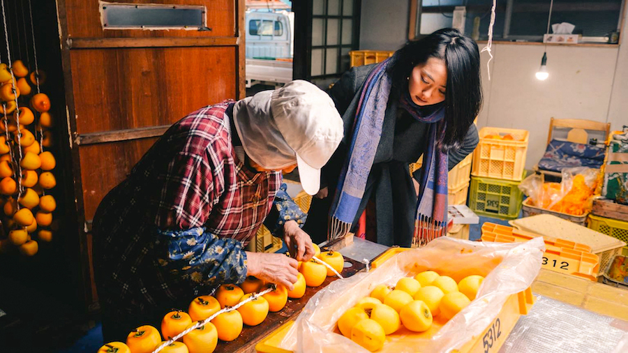 Kaki peels are said to contain substances with excellent deodorizing and moisturizing qualities. Although they are normally discarded during the anpo-gaki production process, Hitobito has used them to develop feminine-care products.
