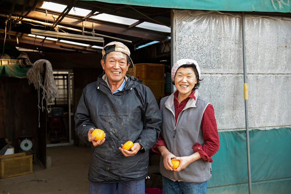 A husband-and-wife team in Kunimi producing both peaches and anpo-gaki provide the kaki peels for Hitobito products. Warm-hearted and conscientious, they are vital partners for Kobayashi and Hitobito.