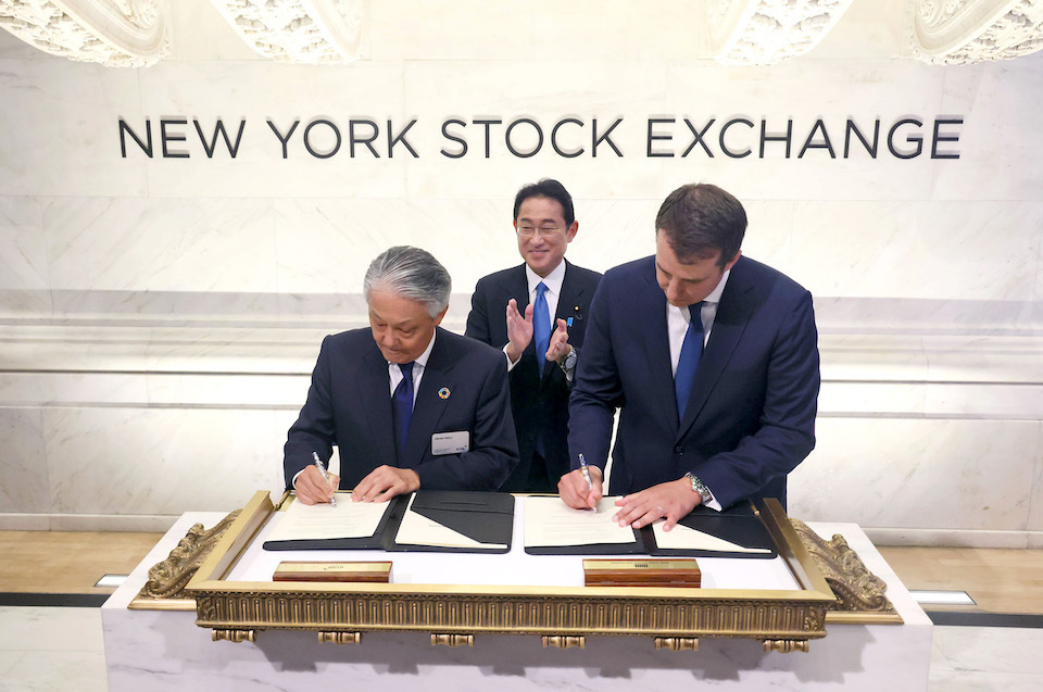 After his speech, Prime Minister Kishida rang the NYSE Closing Bell and observed the signing of a memorandum of understanding between the Tokyo Stock Exchange (TSE) and the NYSE to support cross-border investment between Japan and the U.S.