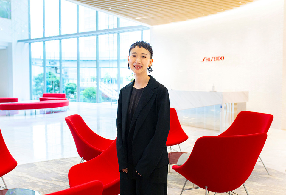 “As our business expands globally—though the circumstances surrounding female employees differ from country to country—we come to see that we all share the same fundamental challenges, including the lack of role models and the existence of mental hurdles,” says IMAIZUMI Chiharu, director of the People & Organization Development section of Shiseido’s People Division. “There is no one solution. We will continue to provide various kinds of mechanisms to resolve those challenges by all possible means.”
