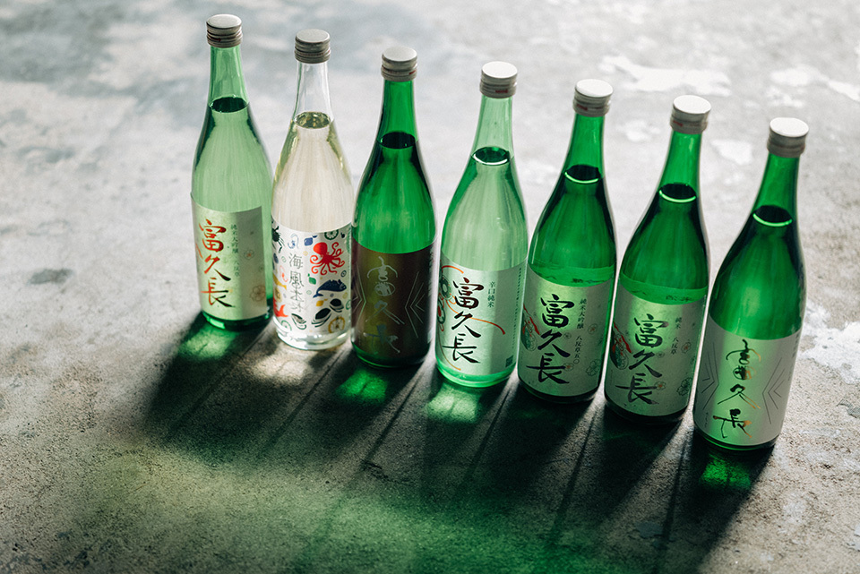 Fukucho, Imada Sake Brewing’s signature brand, is brewed with soft water via a technique created in Hiroshima. Another brand, Seafood—pronounced shiifuudo and using kanji for “sea” (shii), “wind” (fuu), “land” (do)—uses white koji mold that produces plenty of citric acid. It has a lemony flavor that pairs well with Hiroshima’s famous oysters. MAE KOSUKE