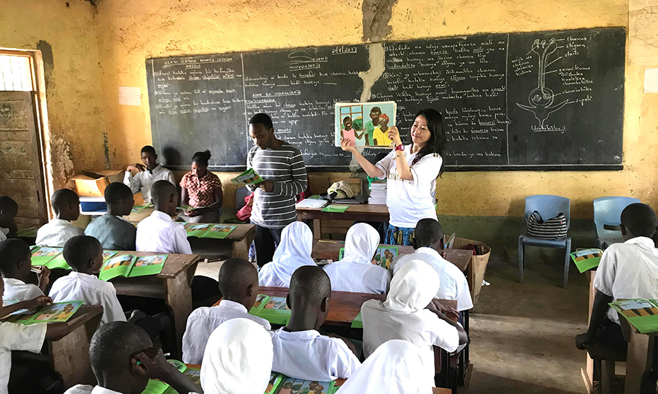Because girls who give birth at a young age are expelled from school and often find themselves isolated, Dr. SHIMPUKU Yoko focuses on efforts to educate adolescents on pregnancy and reproductive health.