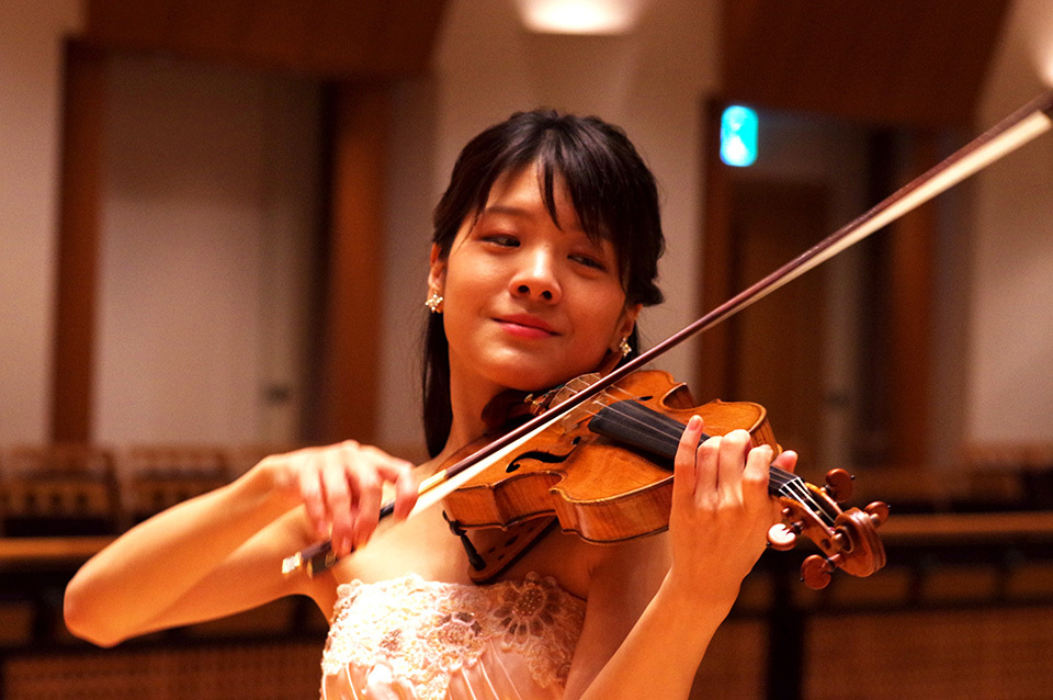Besides her socially oriented work, violinist HIROTSURU Sumire has been taking on new challenges in music as well, such as improvising music for YouTube distribution and performing game music. One of her future goals is to find ways to break away from the conventional form of classical concerts, such as incorporating audience interaction within performances. TETSUO OHARA 