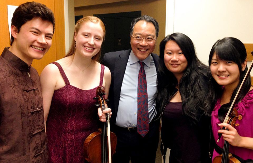 A backstage shot with world-renowned cellist Yo-Yo Ma (center) in 2015. Ma addresses social challenges through music, and her encounter with him changed the way Hirotsuru (far right) perceives music.