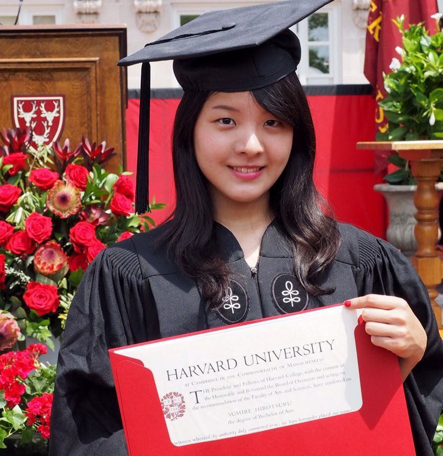 Hirotsuru graduated from Harvard College in 2016. At first, she didn’t seriously consider attending the world-class university. However, at age 16, while on tour in the U.S. including a performance at Carnegie Hall—as a reward for winning the grand prize at an international competition—she had the chance to visit the university, and sensed something in common with the Harvard students, namely, their passion for both their studies and such extracurricular activities as theater and sports.