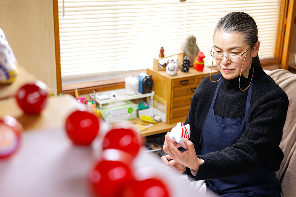 Hayakawa painting an ornament at her atelier in Nishi-Aizu, Fukushima Prefecture.