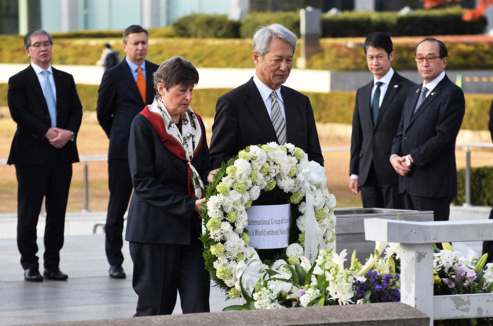 The participants for IGEP visited the Hiroshima Peace Memorial Museum and left flowers of tribute on the Cenotaph for the Atomic Bomb Victims.