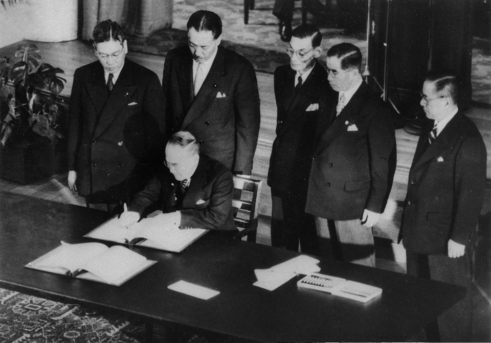 An old photo of former Prime Minister YOSHIDA Shigeru signing the Japan-U.S. Security Treaty. THE MAINICHI NEWSPAPERS / AFLO