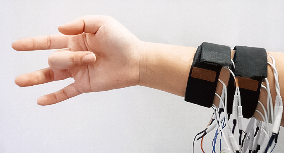 In 2011, TAMAKI Emi developed PossessedHand, a device that transmits proprioceptive sensations to the body. H2L