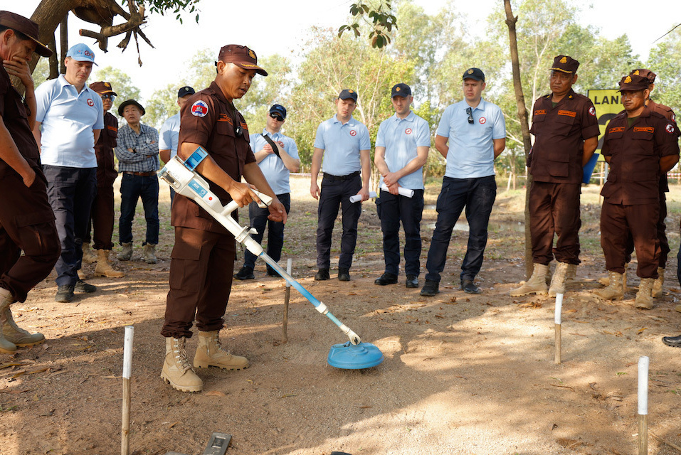 Cambodian personnel demonstrate how to use Japan’s latest mine detectors during a training session for mine-clearing experts from the Ukrainian government. JICA