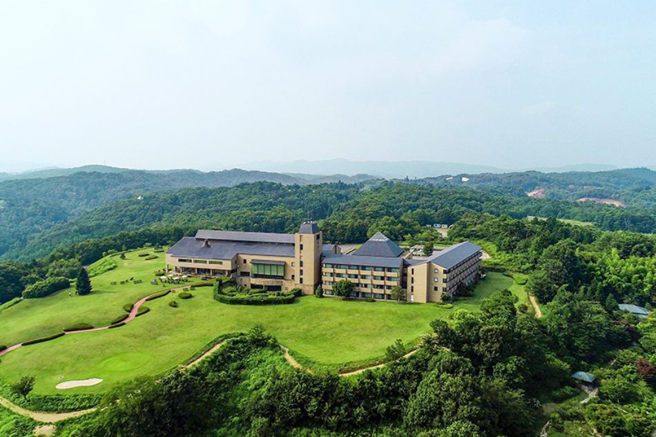 Jinseki International School (JINIS) boasts an expansive campus on Jinseki Plateau, about a 90-minute drive from Hiroshima City. JINIS