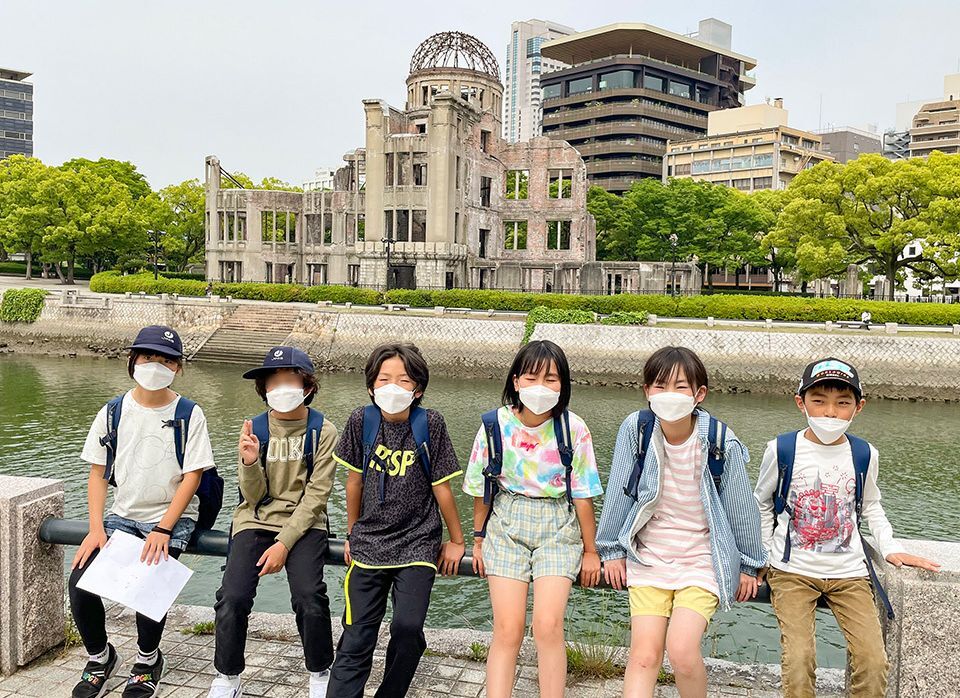 In a field trip to Hiroshima City, the site of the world’s first A-bombing in 1945, students visit the Genbaku Dome, the damage to which has been symbolically preserved. JINIS