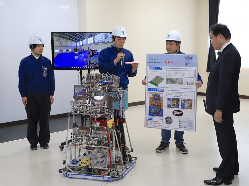 Prime Minister Kishida and students from the National Institute of Technology, Fukushima College.
