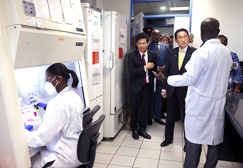 Japanese Prime Minister Kishida visiting the Noguchi Institute in Ghana.