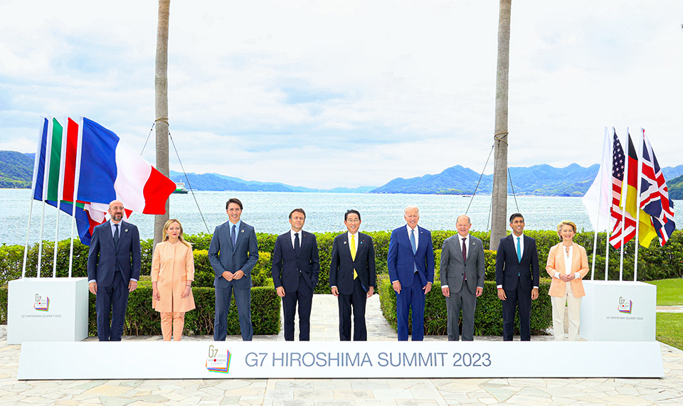 The G7 leaders participating in a family photo.