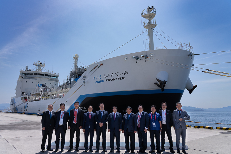 Vietnamese Prime Minister and government officials line up in front of a hydrogen transport ship. KAWASAKI HEAVY INDUSTRIES 