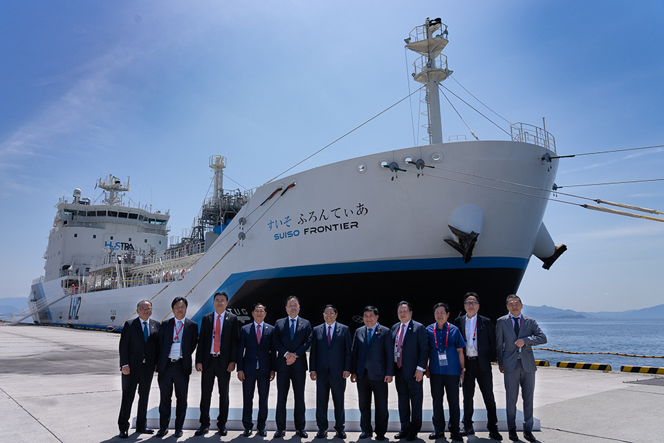 Vietnamese Prime Minister and government officials line up in front of a hydrogen transport ship. KAWASAKI HEAVY INDUSTRIES