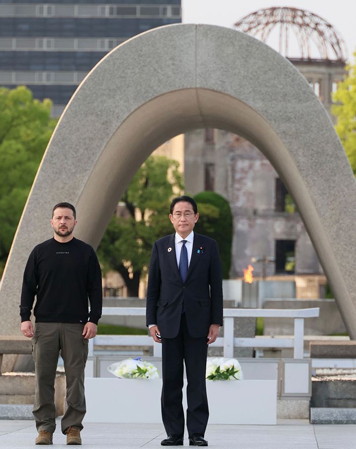 Prime Minister Kishida and Ukrainian President Zelenskyy laid wreaths at the Cenotaph for the Atomic Bomb Victims in the Hiroshima Peace Memorial Park.