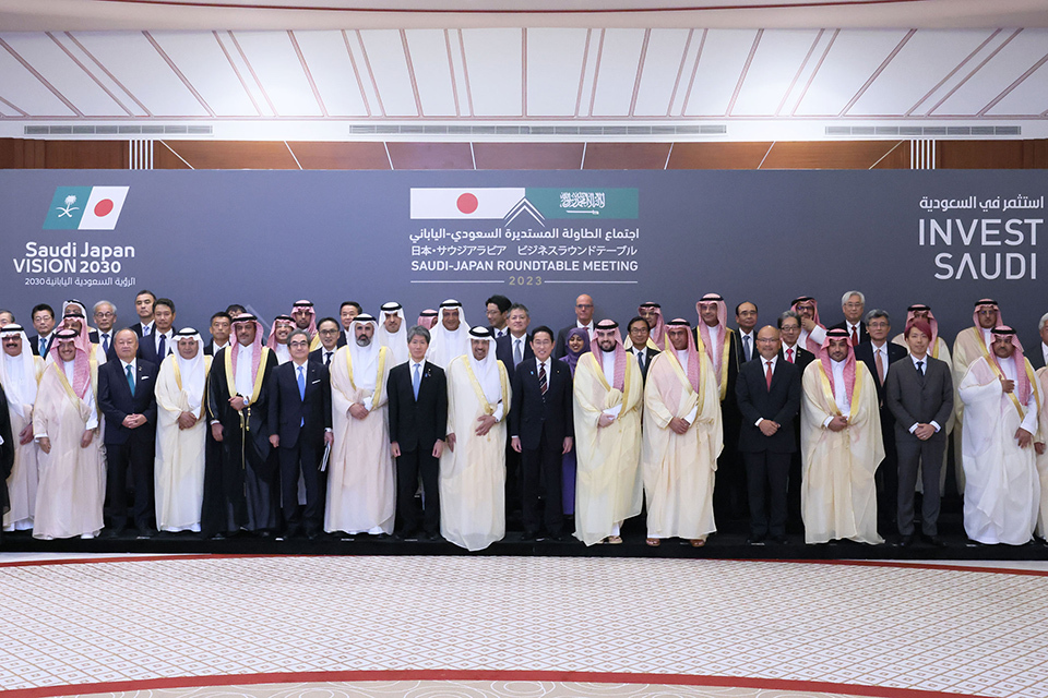 PM Kishida and participants of the Japan-Saudi Arabia Business Roundtable Meeting line up for a photo.