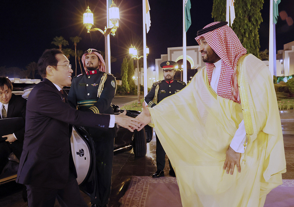 PM Kishida and Crown Prince and Prime Minister of the Kingdom of Saudi Arabia shaking hands.
