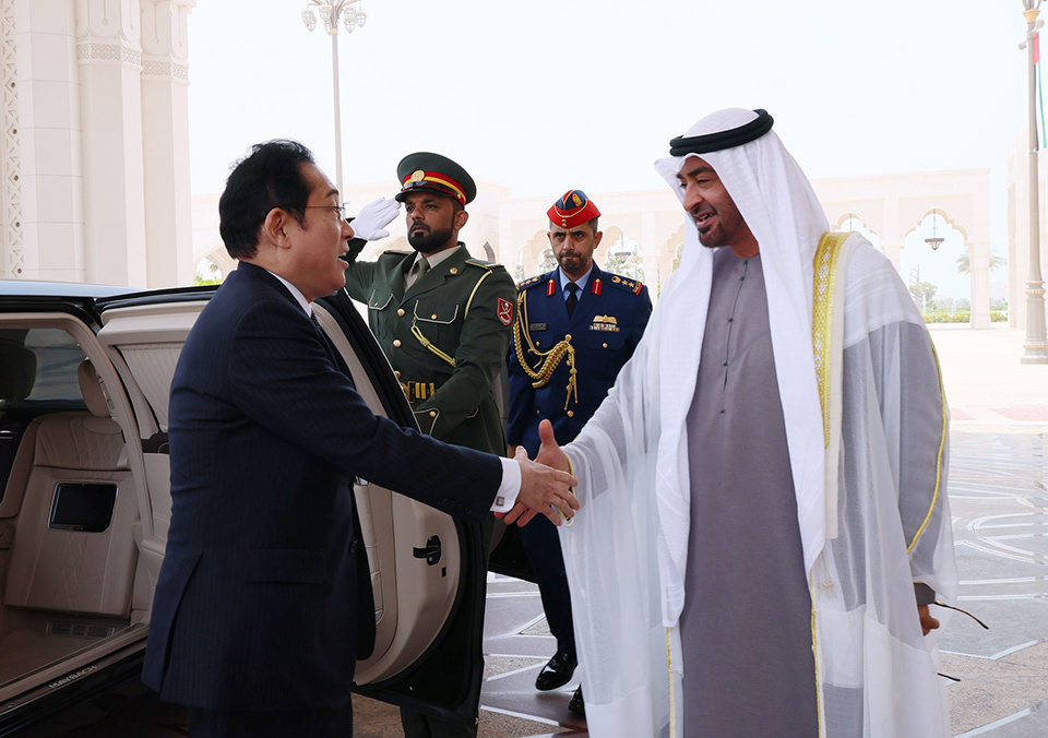 PM Kishida and President of the United Arab Emirates shaking hands.