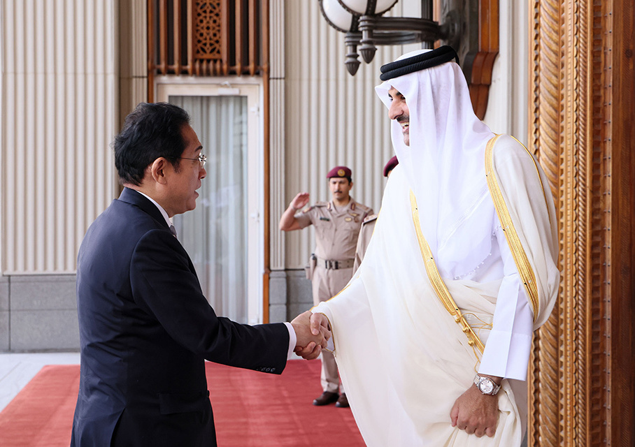 PM Kishida and Amir of the State of Qatar shaking hands.
