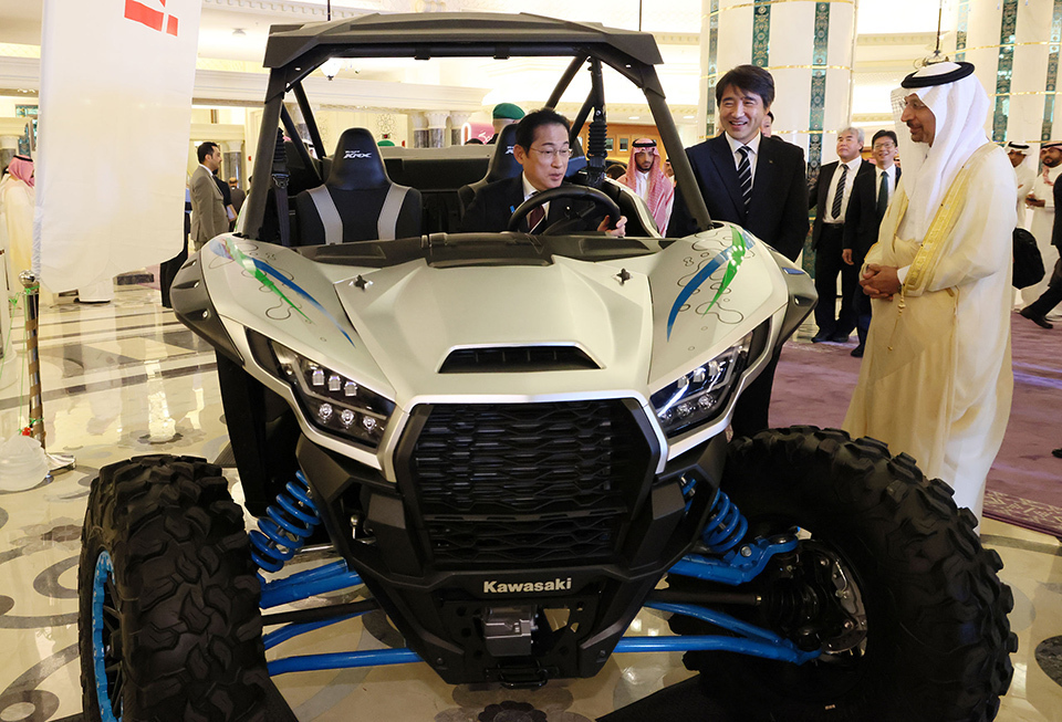 PM Kishida inspecting a buggy equipped with a hydrogen engine for motorcycles.