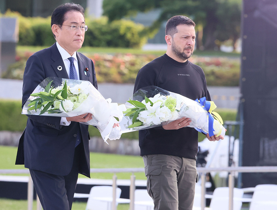 President Zelensky and Prime Minister Kishida each holding a bouquet of flowers.