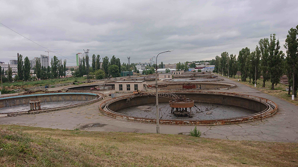 Some circular treatment tanks stand in alignment at a sewage treatment plant. NIPPON KOEI CO., LTD.