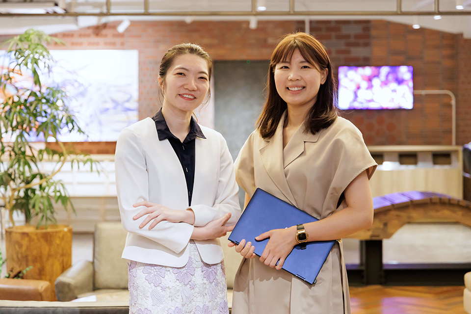 Nishimura Miki (left) in a white jacket and Yogo Megumi (right) holding a PC from Kyoto Fusioneering.