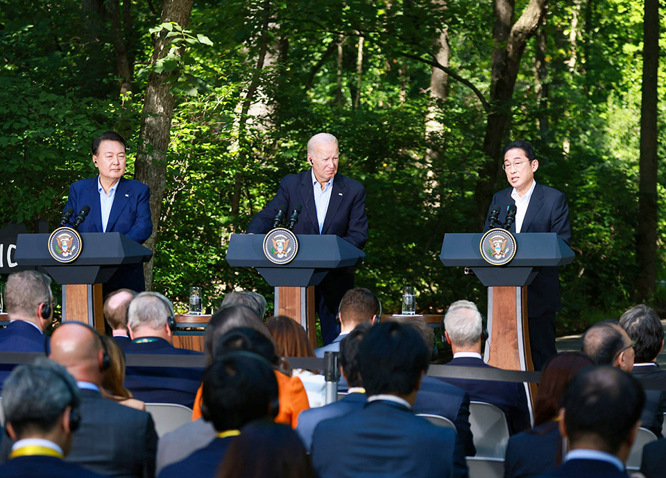 Prime Minister Kishida, Joe Biden, president of the United States, and President Yoon Suk Yeol, president of the Republic of Korea, at the joint press conference in Camp David.