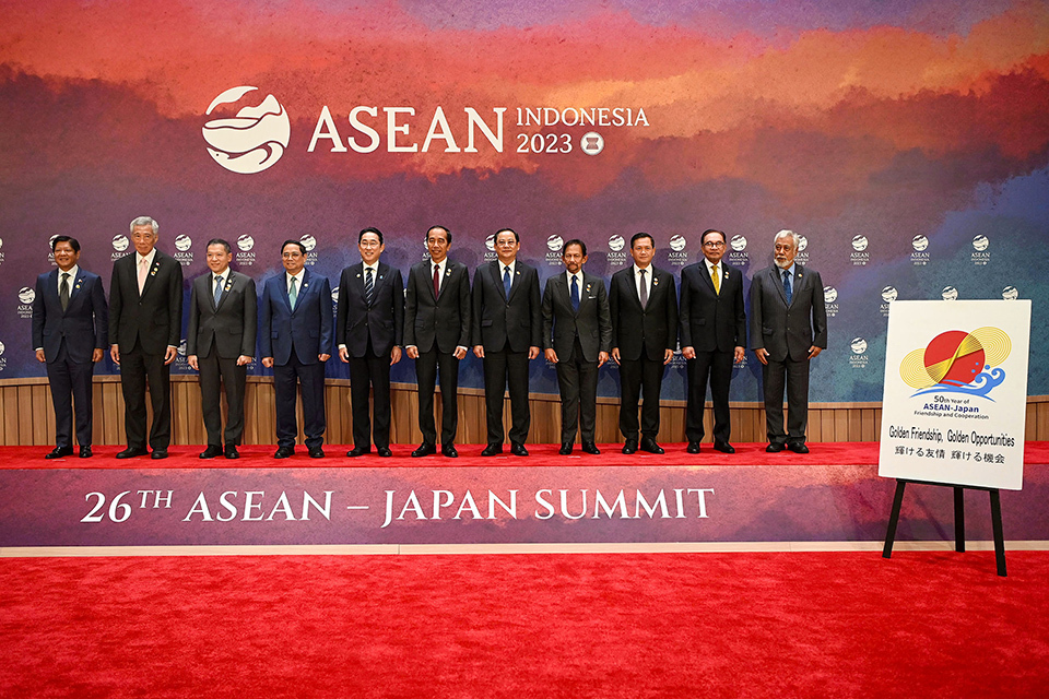 Prime Minister Kishida and leaders of ASEAN countries standing on podium at the 26th ASEAN-Japan Summit held in Jakarta, Indonesia.