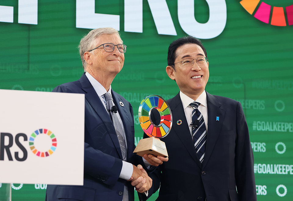 Bill Gates and Prime Minister Kishida Handshake with SDG colour wheel Trophy