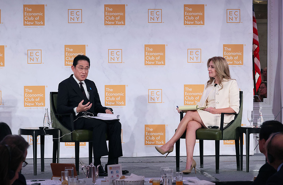 Prime Minister Kishida sharing ideas with U.S. business executives at the Economic Club of New York.