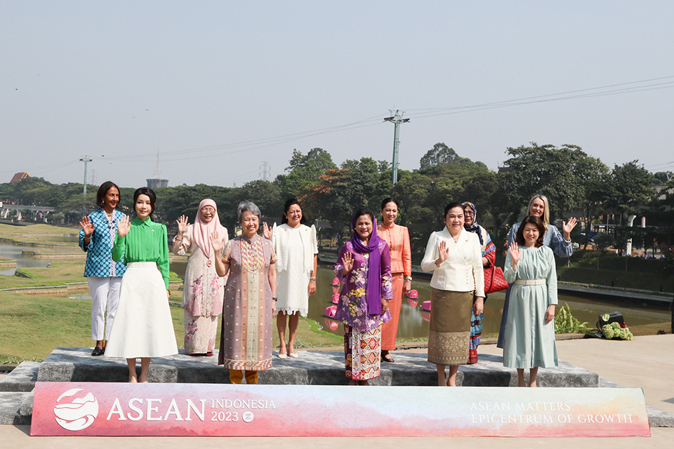Photo of the wife of Prime Minister Yuko Kishida and the other first ladies waiving  at the official ASEAN Summit Spouse programme of the ASEAN Summit.
