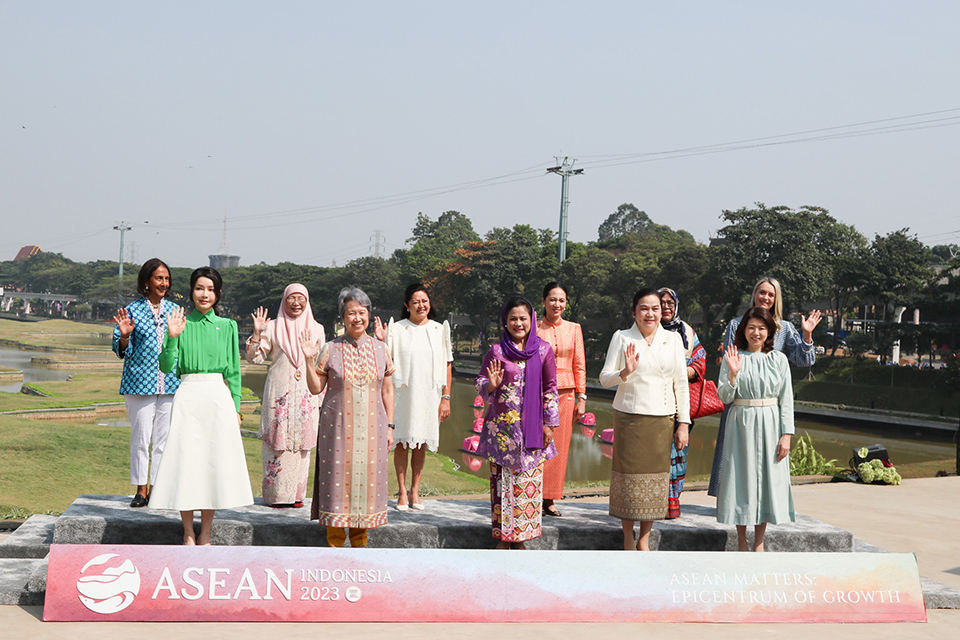 Photo of the wife of Prime Minister Yuko Kishida and the other first ladies waiving at the official ASEAN Summit Spouse programme of the ASEAN Summit.