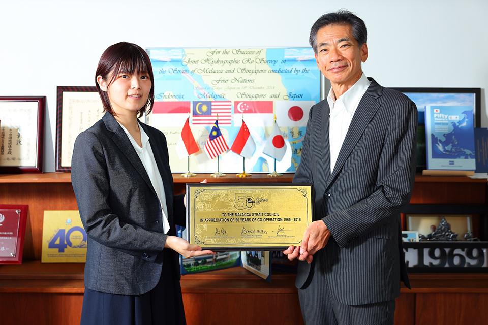 OSHIA Aoi of Aero Asahi cooperation (left)with NAGAMATSU Kenji, executive director of the Malacca Strait Council