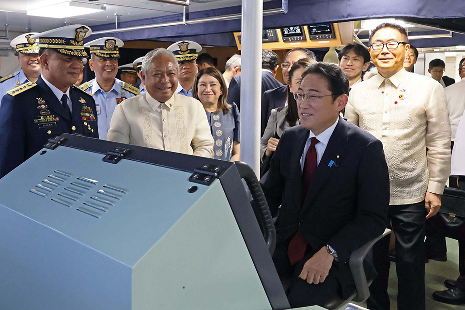 Prime Minister Kishida visited a Philippine Coast Guard patrol ship.