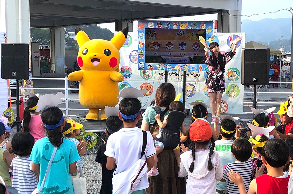 Pikachu's arrival brought smiles to the Children at an event i Kesennuma City, Miyagi Prefecture.