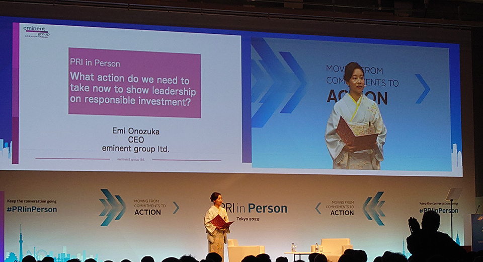 Emi Onozuka, clad in kimono, delivering a speech at the PRI in Person Tokyo 2023 event.