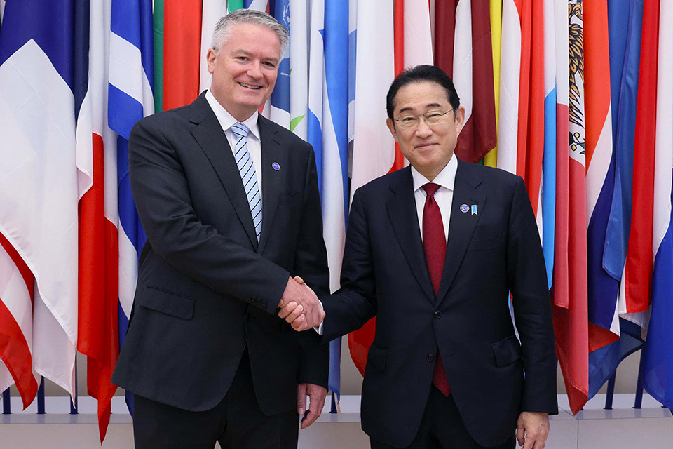 Prime Minister Kishida greeted by OECD Secretary-General Mathias Cormann