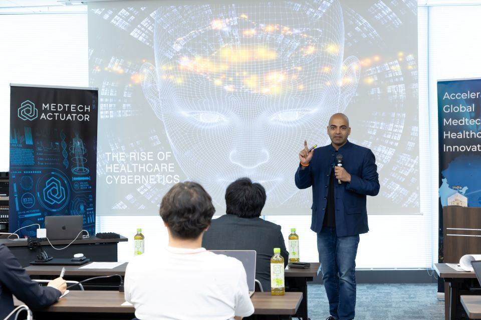 Professor Vishaal Kishor giving a lecture about global strategy in Osaka