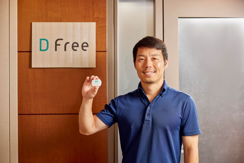 CEO Nakanishi Atsushi holding a DFree device