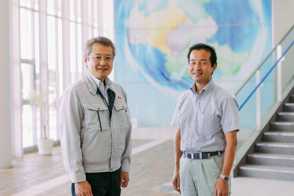 A portrait of Dr. Ueyama Tetsuro of Kyowakiden Industry Co., Ltd., and Hirokawa Kenji, director of Mamizupia