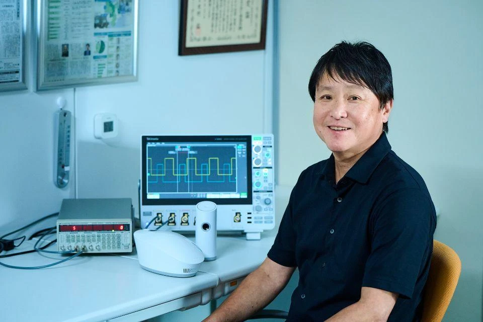 CEO Yamakawa Koichi with two of Light Touch Technology's blood glucose sensor devices