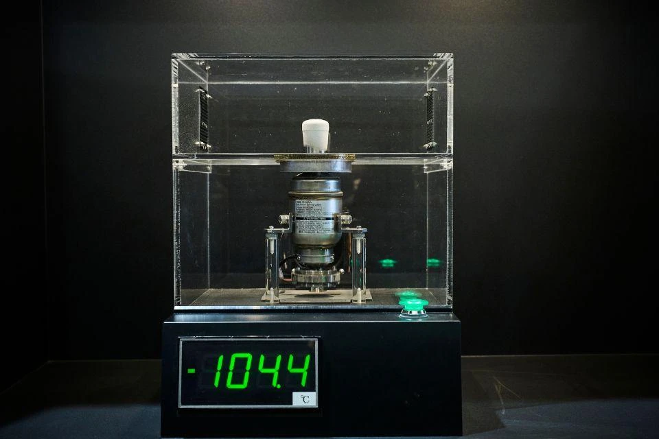 Image of a demostration of the Free Piston Stirling Cooler cooling down to over -100 degrees Celcius